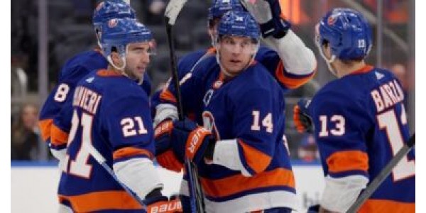 New York Islanders během osmi minut málem prohráli s Chicagem Blackhawks New York Islanders během osmi minut málem prohráli s Chicagem Blackhawks
